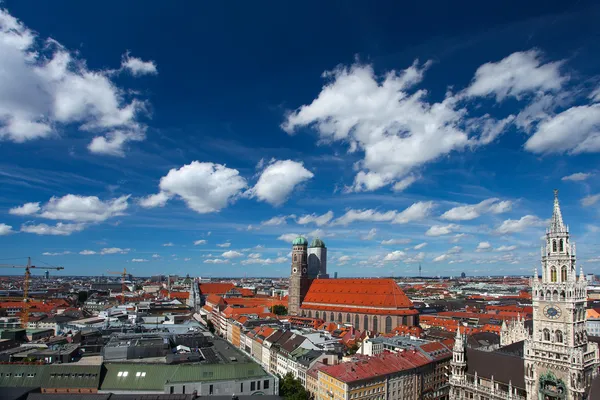 Mnichov, Bavorsko, Německo. červené střechy a modrá obloha — Stock fotografie