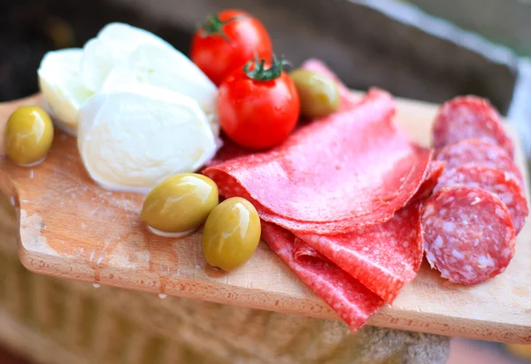 Cozinha italiana. Comida gourmet - salame, azeitonas, mussarela — Fotografia de Stock