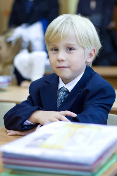 男孩很开心的教室里学习。小学 — 图库照片