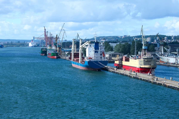 Puerto, muelle y barcos en la ciudad - logística —  Fotos de Stock