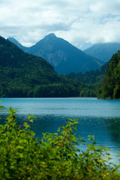 Alpes Lago e montanhas - bela paisagem — Fotografia de Stock