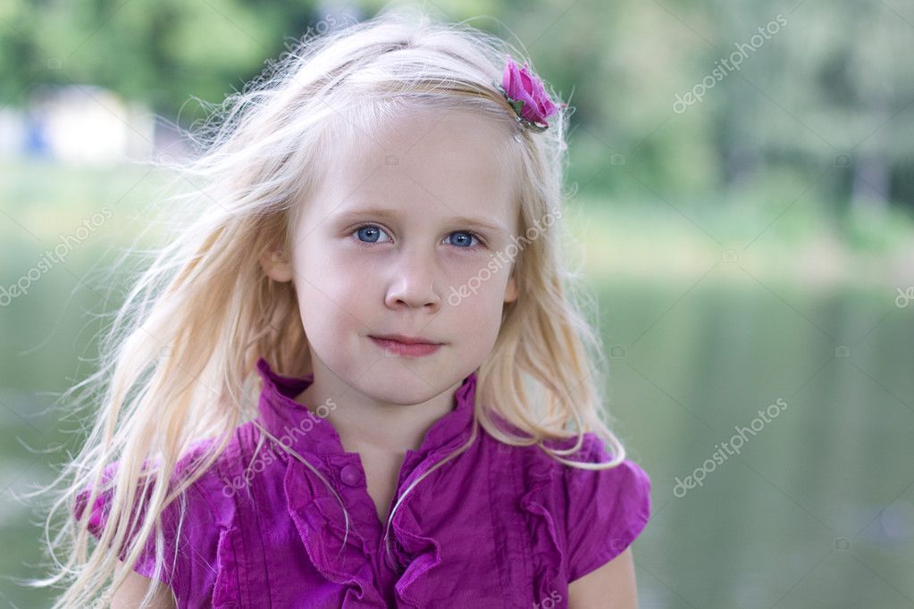 Outdoor Portrait D'une Petite Fille Mignonne De 7 Ans, Portant