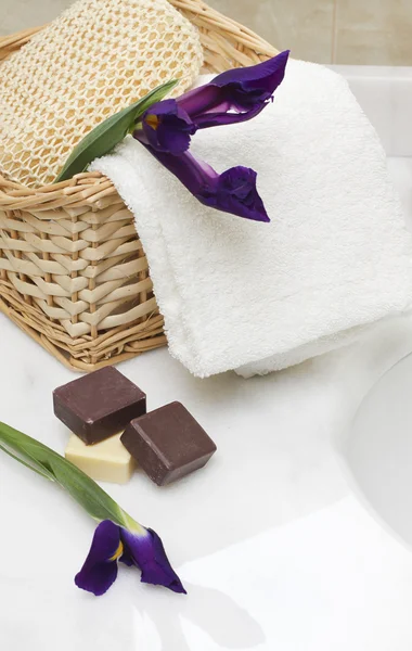 Zeep, spons, handdoek en bloemen van iris — Stockfoto