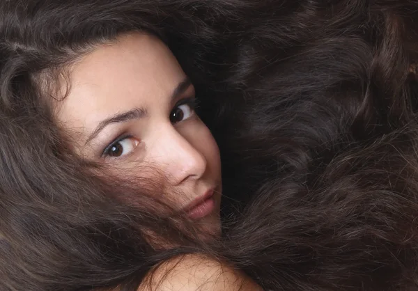 Fiatal gyönyörű nő, hosszú haj - arc közeli képe — Stock Fotó
