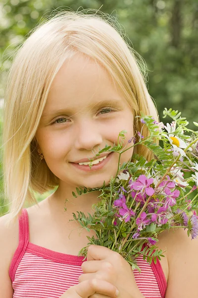 Lachende meisje met bloemen - geluk — Stockfoto