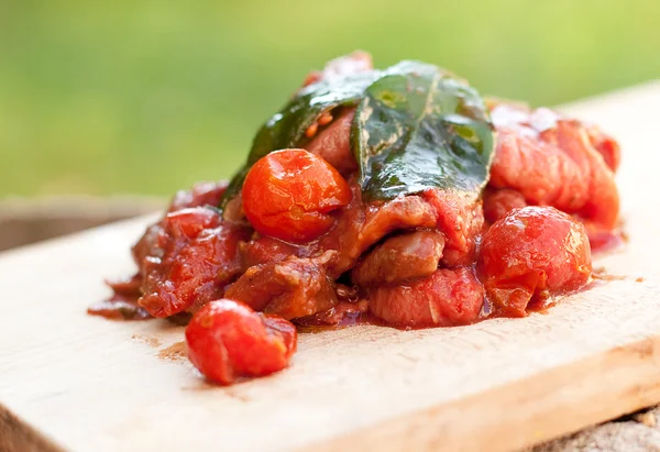 Carne de bovino marinando em vinagre balsâmico, azeite, tomates e — Fotografia de Stock