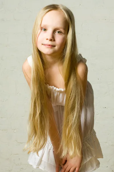 Leende barn flicka med långa blonda hår - porträtt — Stockfoto