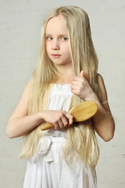 Chica peinando cabello —  Fotos de Stock