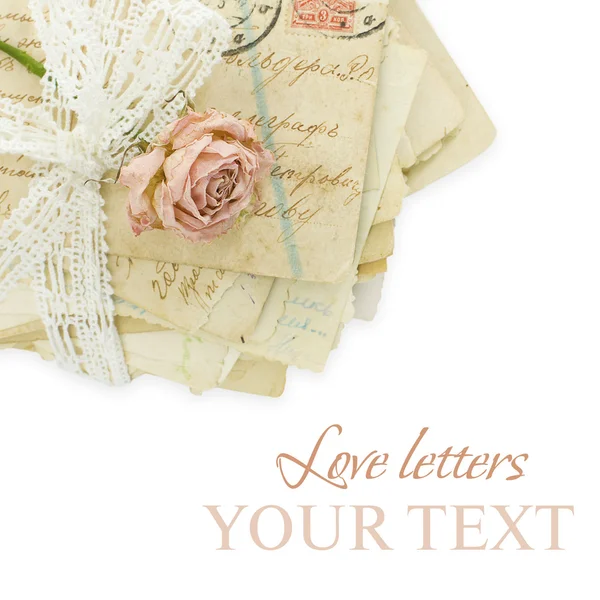 Hintergrund mit Rose und alten Grußkarten - Liebeskonzept — Stockfoto