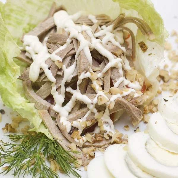 Гуртова їжа крупним планом - м'ясний салат — стокове фото