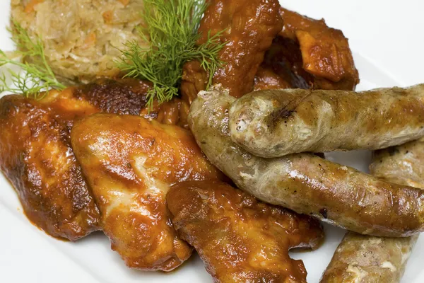 Snack - alitas de pollo, salchichas, costillas de cerdo y col - Alemán —  Fotos de Stock