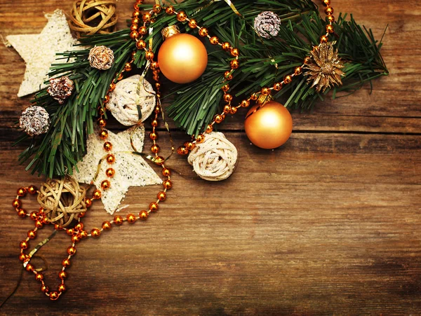 Noel arka altın süslemeli, yıldız ve xmas ağacı — Stok fotoğraf