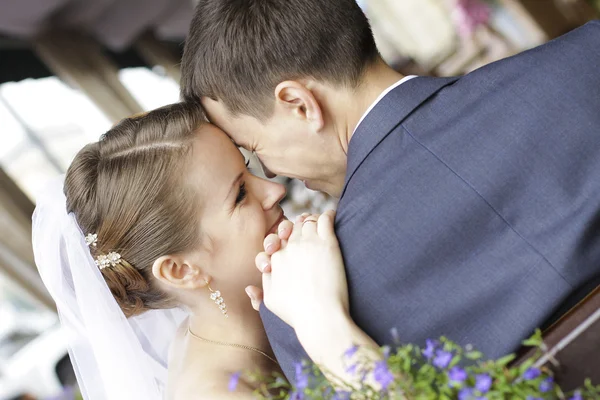 Bruden och brudgummen - lyckliga paret — Stockfoto