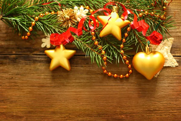 Χριστούγεννα διακόσμηση, κόκκινη κορδέλα και δέντρο Χριστούγεννα στη θολή ξύλινα — Φωτογραφία Αρχείου
