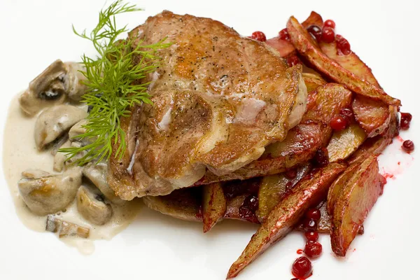 Carne gourmet con mirtilli rossi e patate - Cuisina scandinava — Foto Stock
