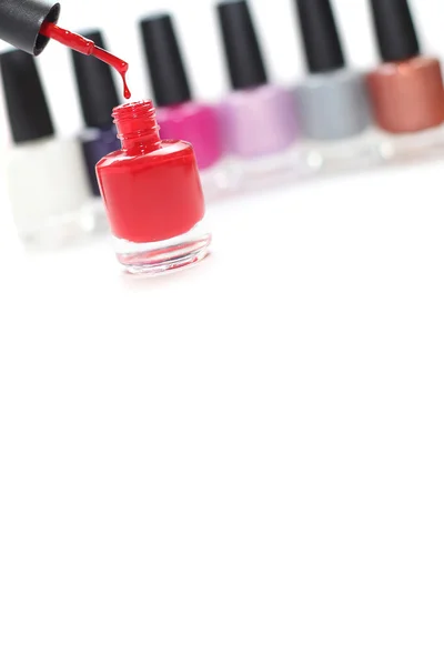 Esmalte de uñas - botella roja con gota aislada sobre fondo blanco — Foto de Stock