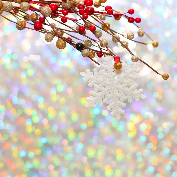 Floco de neve de Natal e decoração no fundo de prata — Fotografia de Stock