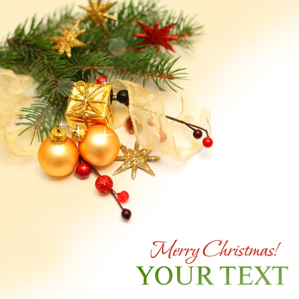 Karácsonyi háttér - karácsonyi ajándék, arany díszítéssel, piros bogyó — Stock Fotó