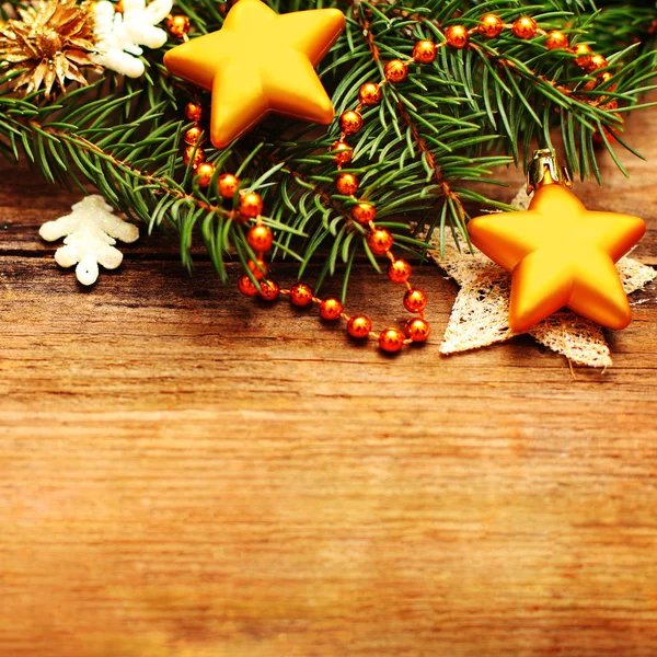 Noel retro arka plan ile süsleme ve xmas ağacı dalı — Stok fotoğraf
