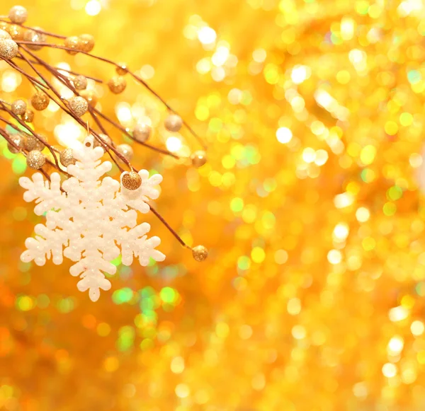 Fronteira de Natal com floco de neve no fundo de ouro — Fotografia de Stock