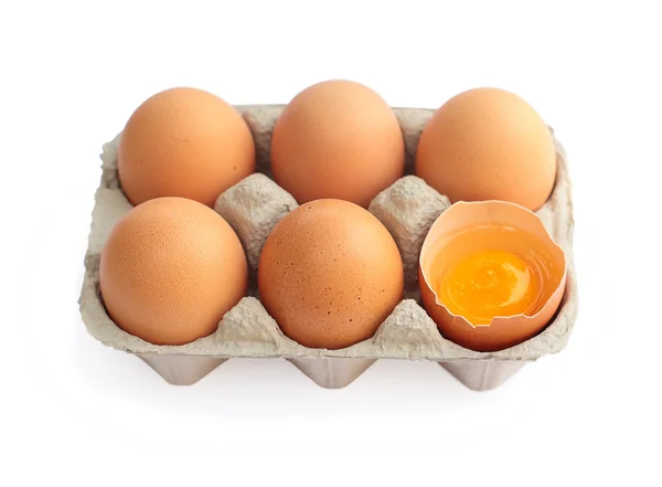 Ovos em recipiente de cartão isolado sobre fundo branco — Fotografia de Stock