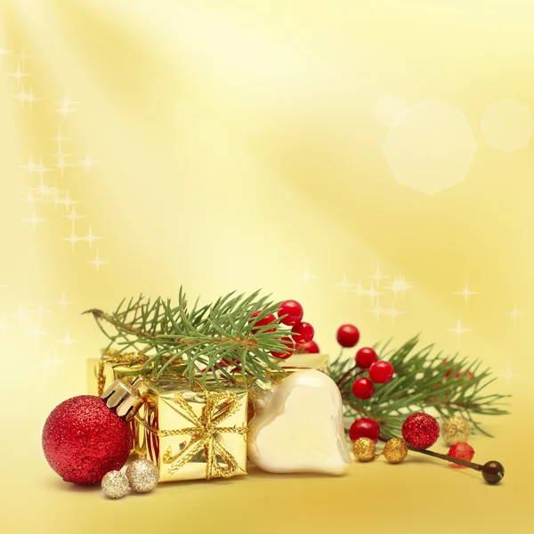 Prezent na Boże Narodzenie i ozdoba na złotym tle — Zdjęcie stockowe