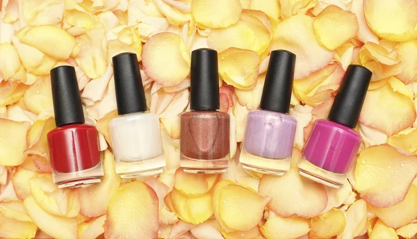 Nail polish in rose petals - beauty background — Stock Photo, Image