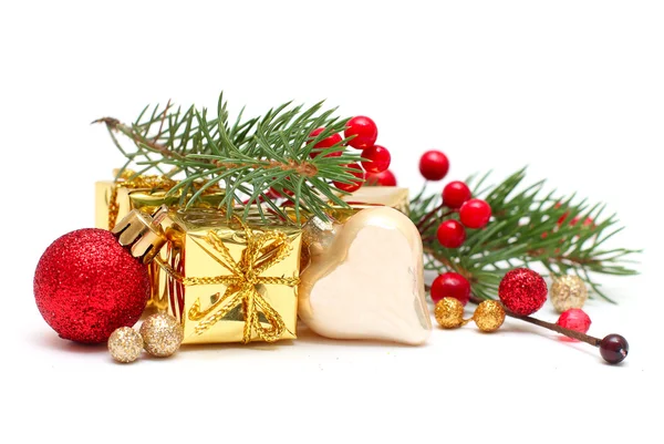 Concetto di Natale - ramo di abete, bacca rossa, arredamento rosso — Foto Stock