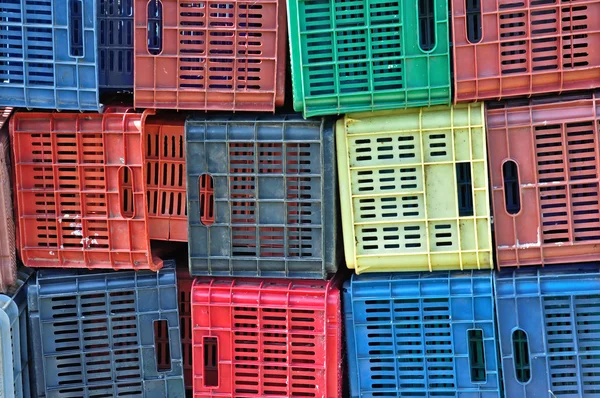 Красочные пластиковые ящики фона — стоковое фото