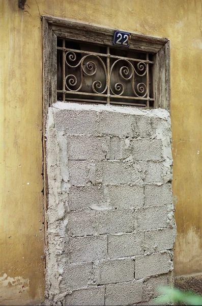 Винтажная дверь, заблокированная бетонными блоками — стоковое фото