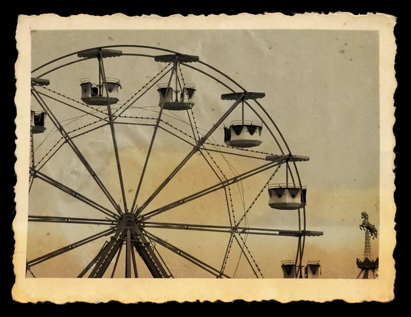 Vintage photo of ferris wheel in amusement park — Stock Photo, Image