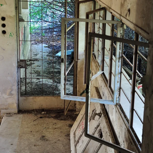 Rusty windows in abandoned house — Stock Photo, Image