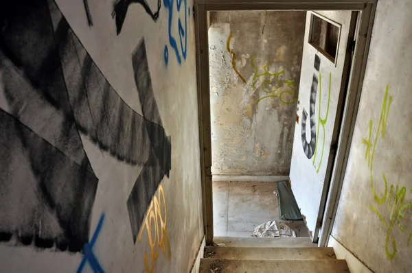 Σκάλα βέλος στο εγκαταλελειμμένο σπίτι — Φωτογραφία Αρχείου