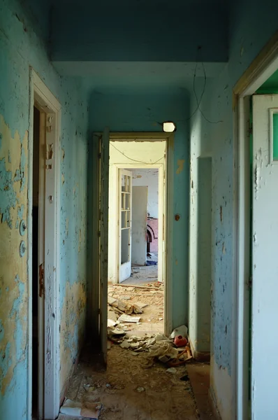 Очистка коридора в заброшенном здании — стоковое фото