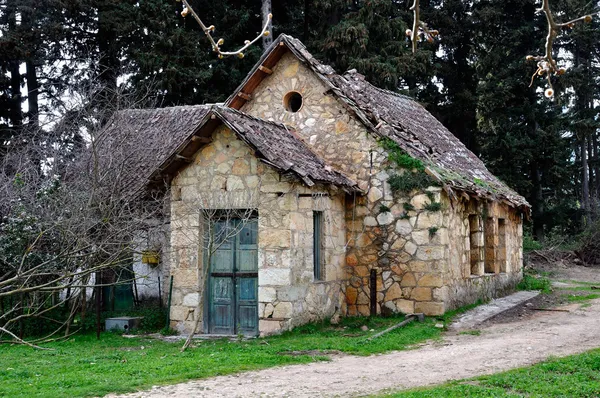 Старый дом в муравейнике — стоковое фото