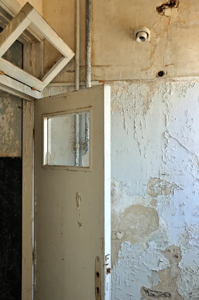 Рама двери и пилинговая стена — стоковое фото