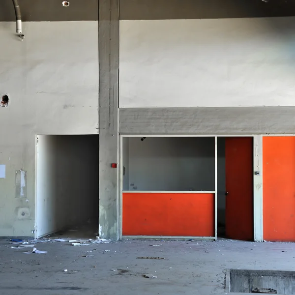 Parede de concreto e sala vazia em fábrica abandonada — Fotografia de Stock