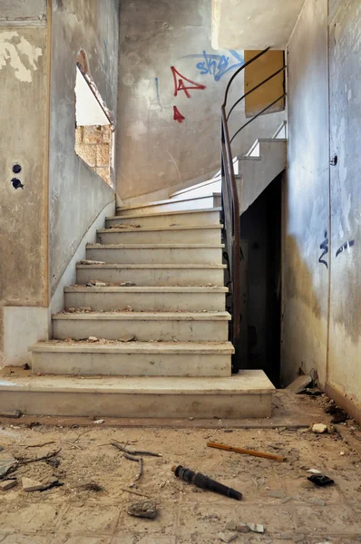 Винтажная лестница и грязный пол — стоковое фото