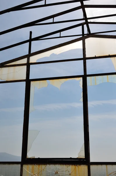 Solljus reflekteras på krossat glas — Stockfoto