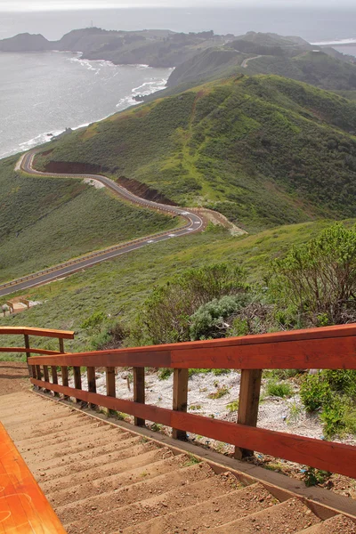 Observation point and hills by ocean — Stock Photo, Image