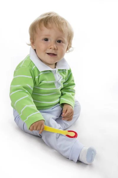 Porträtt av sittande baby isolerade på vit. — Stockfoto