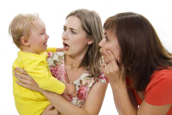 Matka a teta se bavit s dítětem — Stock fotografie