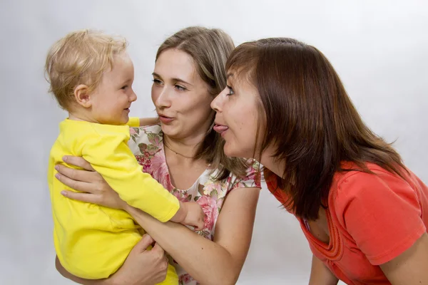 Матері та тітки весело провести час разом з дитиною — стокове фото