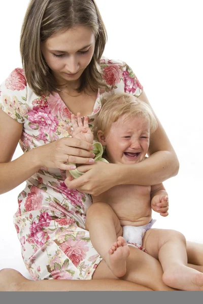 Mãe cuidadosa veste a filha — Fotografia de Stock