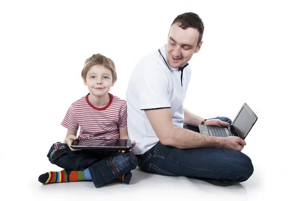 Baba ve oğul bilgisayarla senkronize edin. — Stok fotoğraf