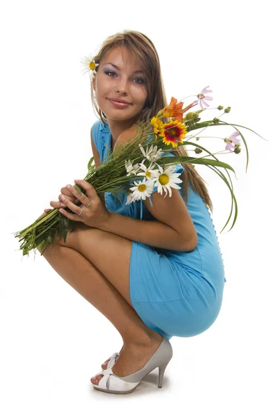 美しい少女を分離した花の束を保持します — ストック写真