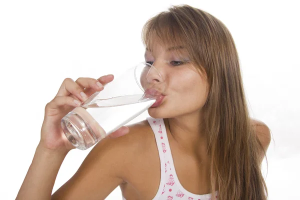 Mujer joven sostiene el vaso y niña bebe agua. Fondo aislado —  Fotos de Stock