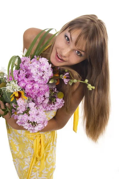 Bella ragazza tiene un mazzo di fiori, isolato — Foto Stock