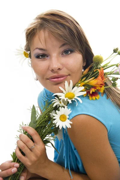 Vacker flicka håller en bukett blommor, isolerade — Stockfoto