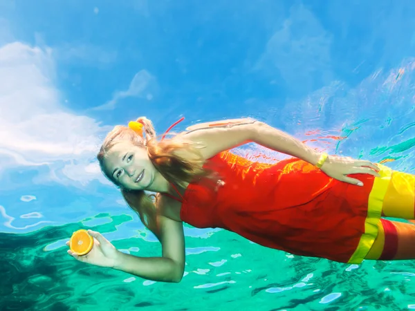 Woman underwater — Stock Photo, Image